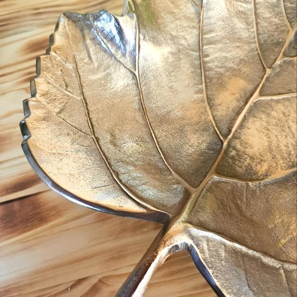Large Vintage Brass Colored Metal Maple Leaf Bowl/ Tray - Picture 7 of 7